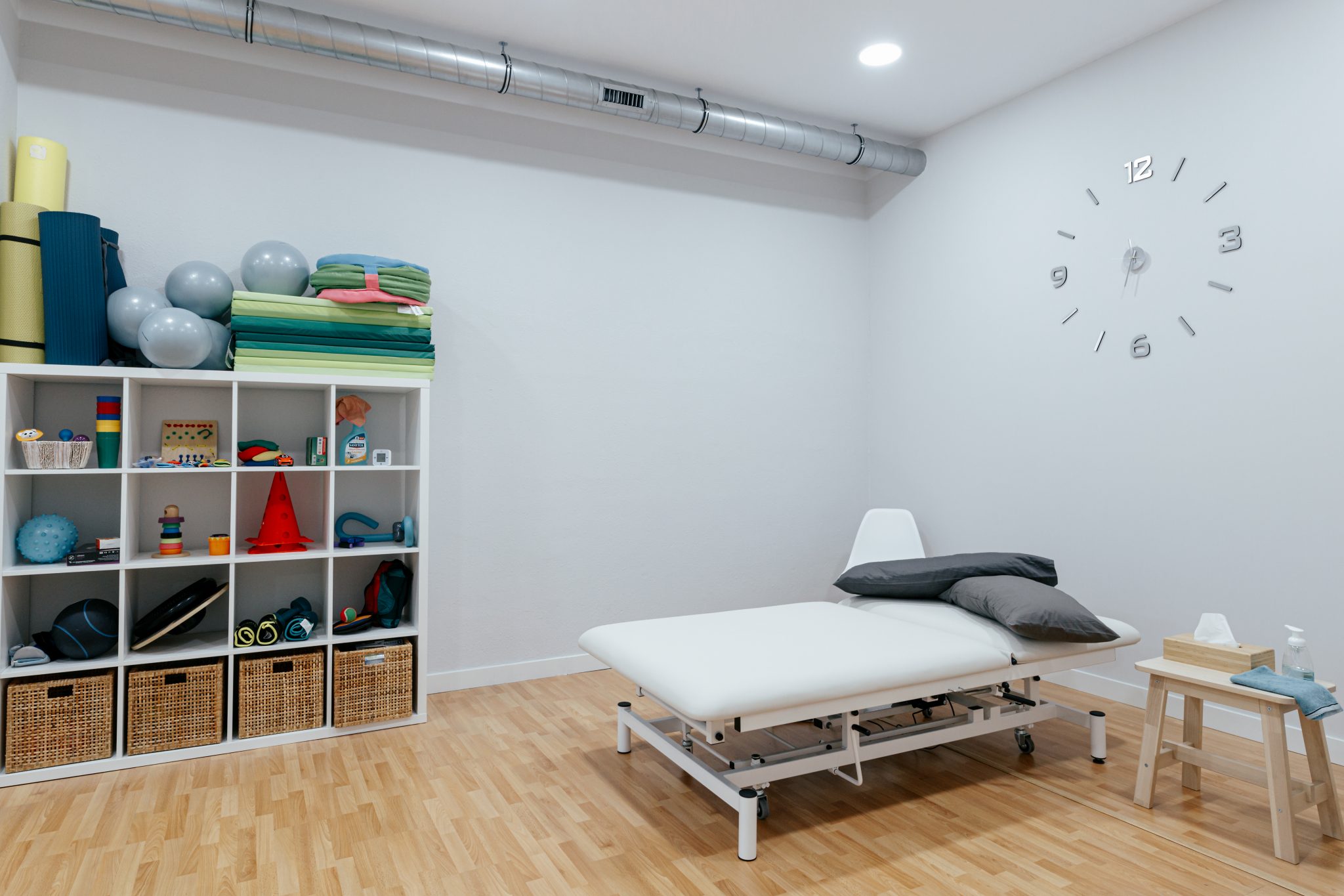 Imagen camilla y estanterias